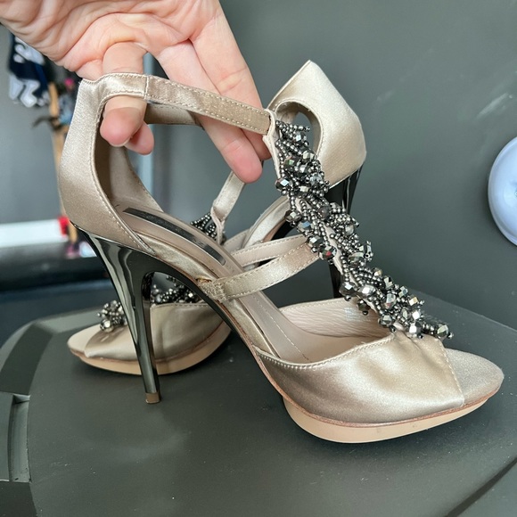 BCBGMAXAZRIA Dress Heels, size 6 - Picture 5 of 8